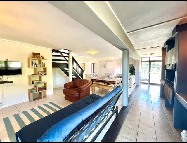 5 BEDROOM HOUSE FOR SALE IN PARADISE BEACH